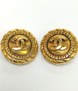 Chanel Gold CC Scarf Clip For Sale at 1stDibs