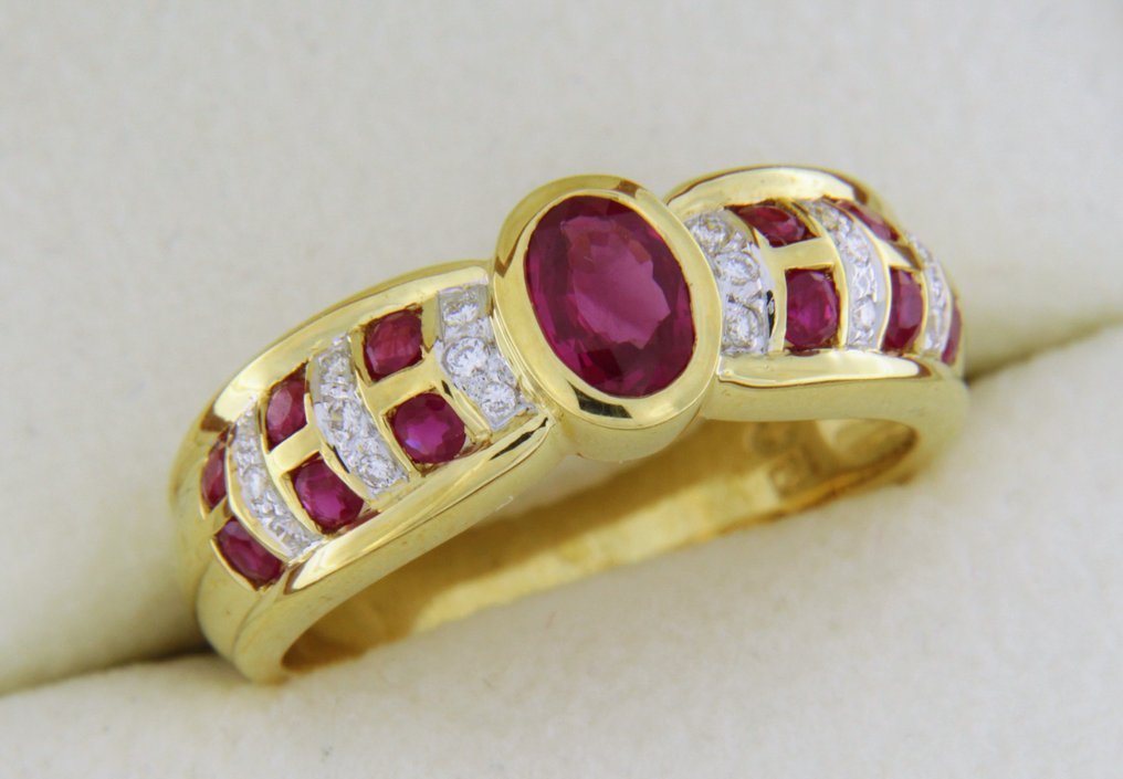 Ring - 18 kt. Yellow gold -  0.58ct. tw. Ruby - Diamond #1.0