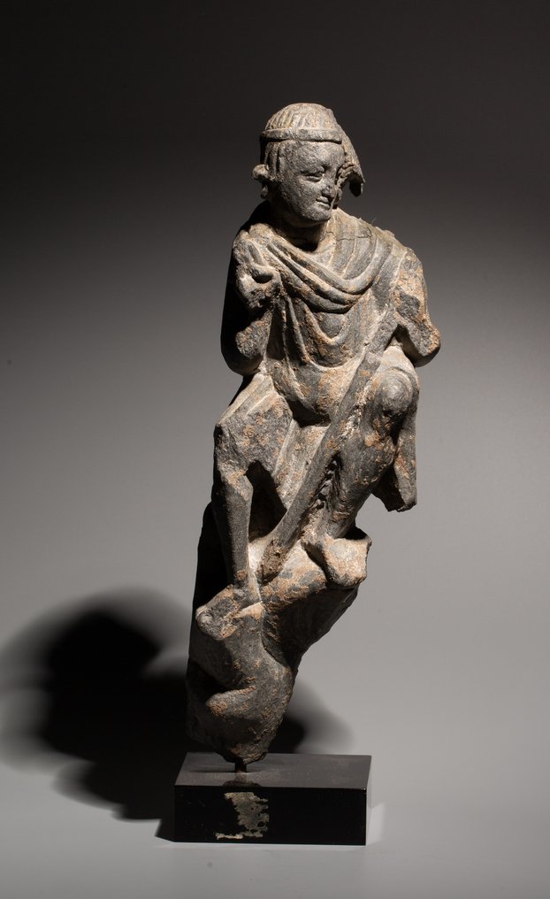 Gandhara Skifer Figur av Buddha. 1. - 3. århundre e.Kr. Høyde 23 cm. Spansk eksportlisens. #2.1