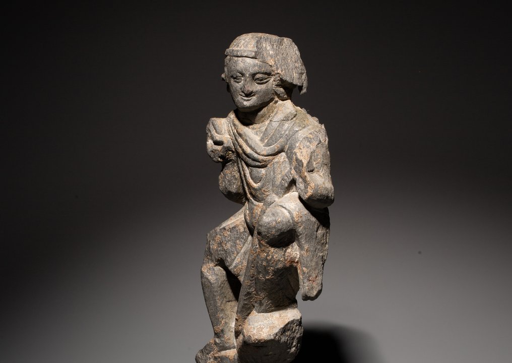 Gandhara Skifer Figur av Buddha. 1. - 3. århundre e.Kr. Høyde 23 cm. Spansk eksportlisens. #1.1