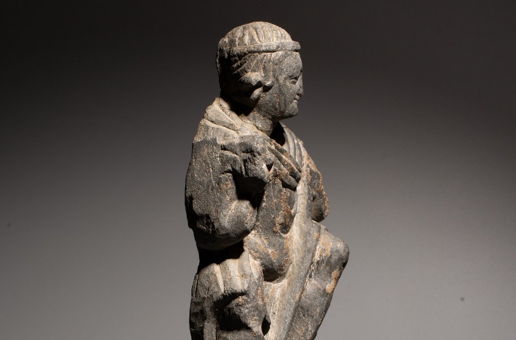 Gandhara Skifer Figur av Buddha. 1. - 3. århundre e.Kr. Høyde 23 cm. Spansk eksportlisens. #3.3