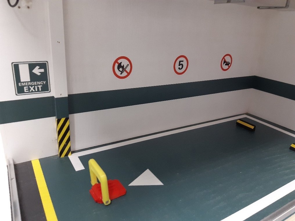 SD-Modelcartuning 1:18 - Model car - Parking diorama – Dit is een compleet ingerichte dioramakast incl. LED verlichting en schuiframen #3.2