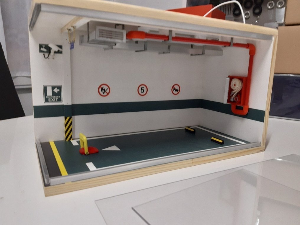 SD-Modelcartuning 1:18 - Model car - Parking diorama – Dit is een compleet ingerichte dioramakast incl. LED verlichting en schuiframen #1.0