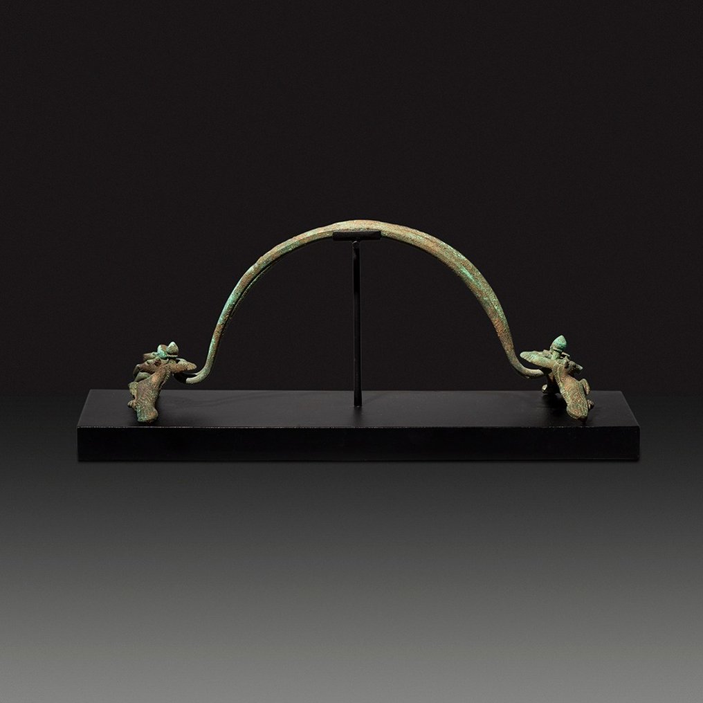 Etruscan Bronze Anses d'un vase à décor de créatures fantastiques. Licence d'exportation espagnole. #2.1