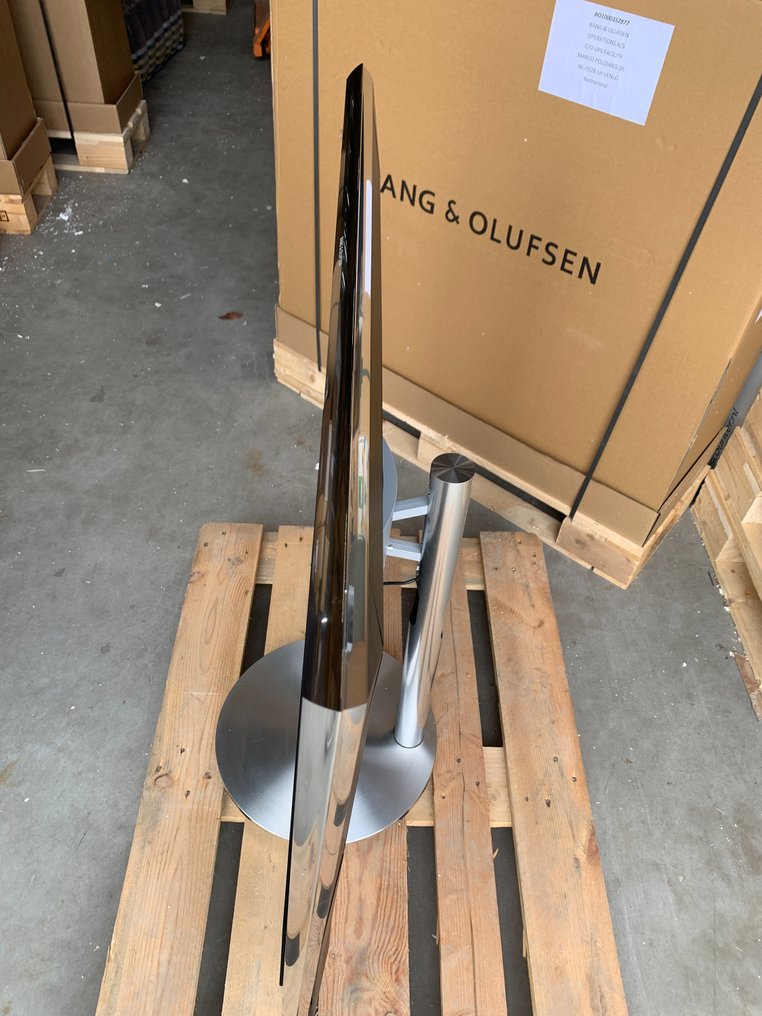 Bang & Olufsen - Beovision 10 Mk3 - 40" Full HD television on motorised floorstand or wall-bracket - Hi-fi set #2.1