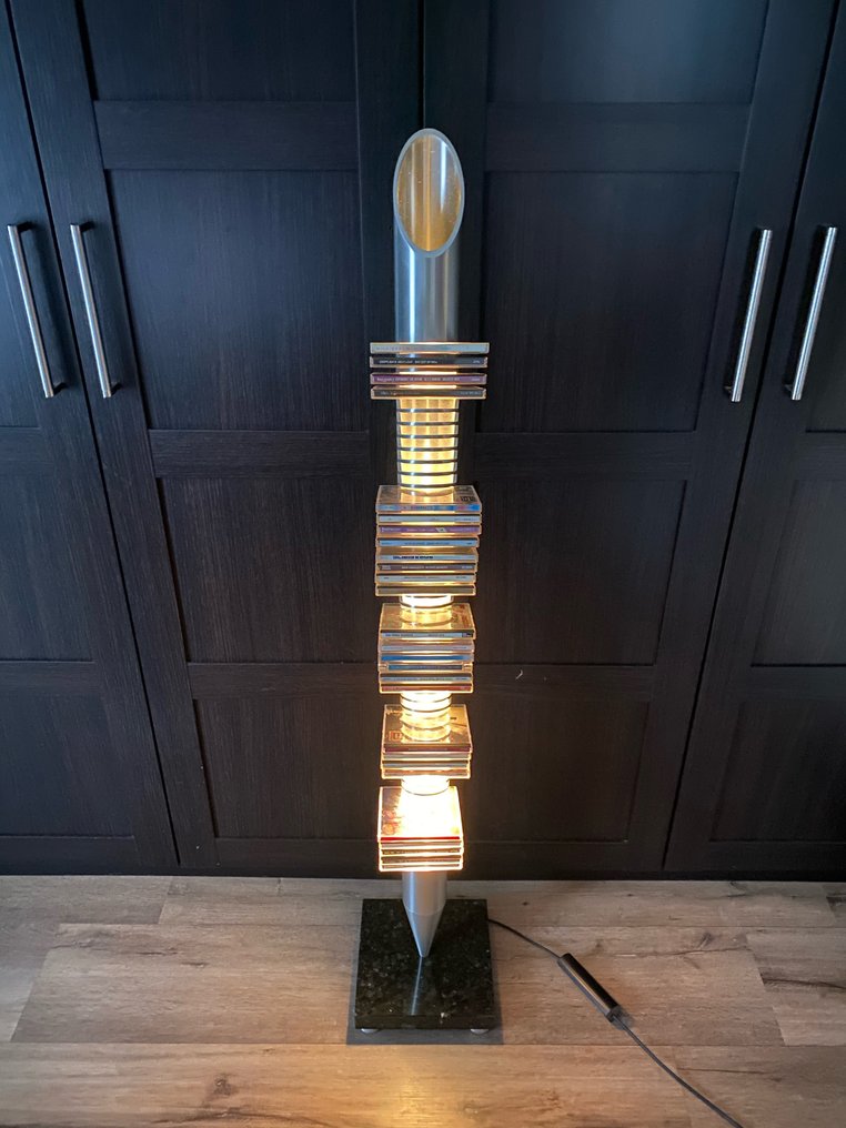 Bang & Olufsen - Liko CD rek design lamp, dimmend con tocco manuale. Ricorda il Beolab 8000. Set di casse acustiche #3.2