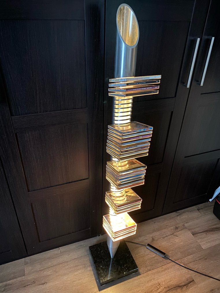 Bang & Olufsen - Liko CD rek design lamp, dimmend con tocco manuale. Ricorda il Beolab 8000. Set di casse acustiche #1.0