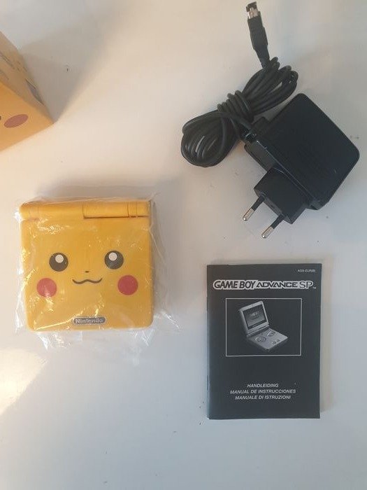 Nintendo Game boy Advance SP  Limited Edition Pikachu Pokemon new shell +Charger - Set med tv-spelkonsol + spel - med Pikachu konstarbetslåda - reprobox #2.2