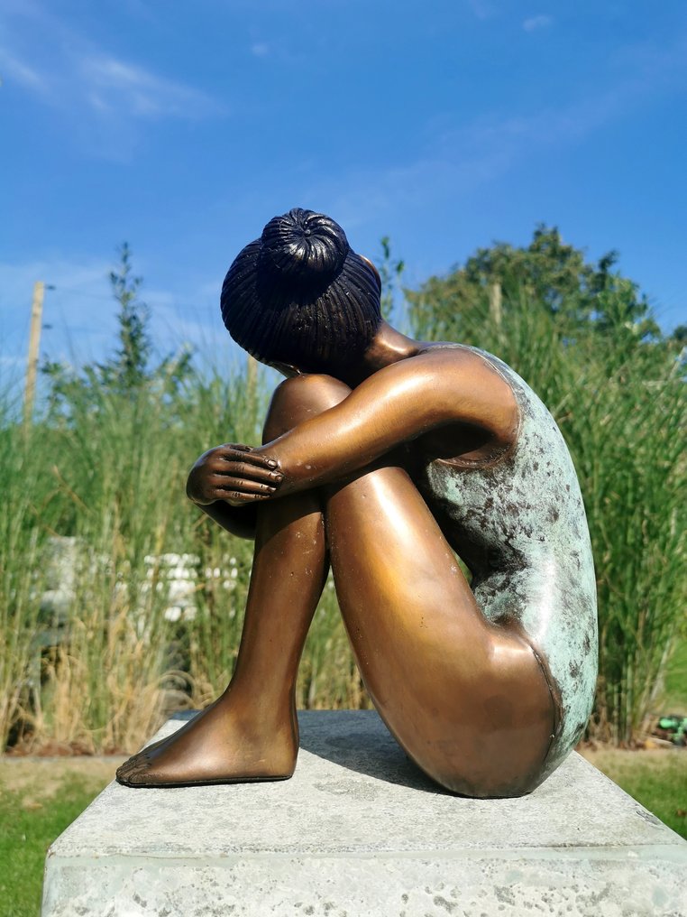 Beeldje, Daydreaming girl - 29 cm - Brons #4.3
