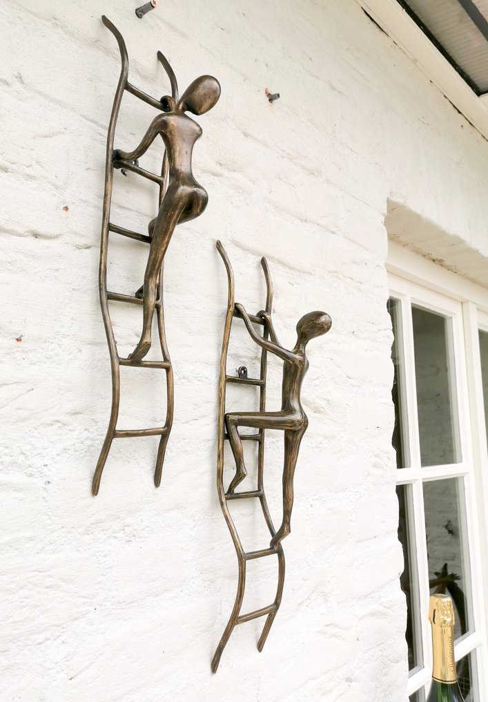 sculptuur, A pair of men climbing the ladder - 50 cm - Brons #1.1