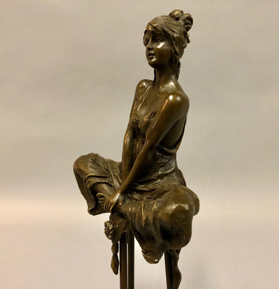 Sculpture, Vrouw op kruk - 29 cm - Bronze #1.0