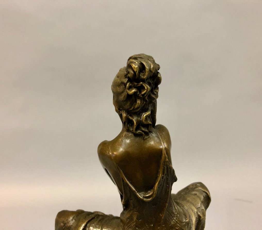 Sculpture, Vrouw op kruk - 29 cm - Bronze #4.3