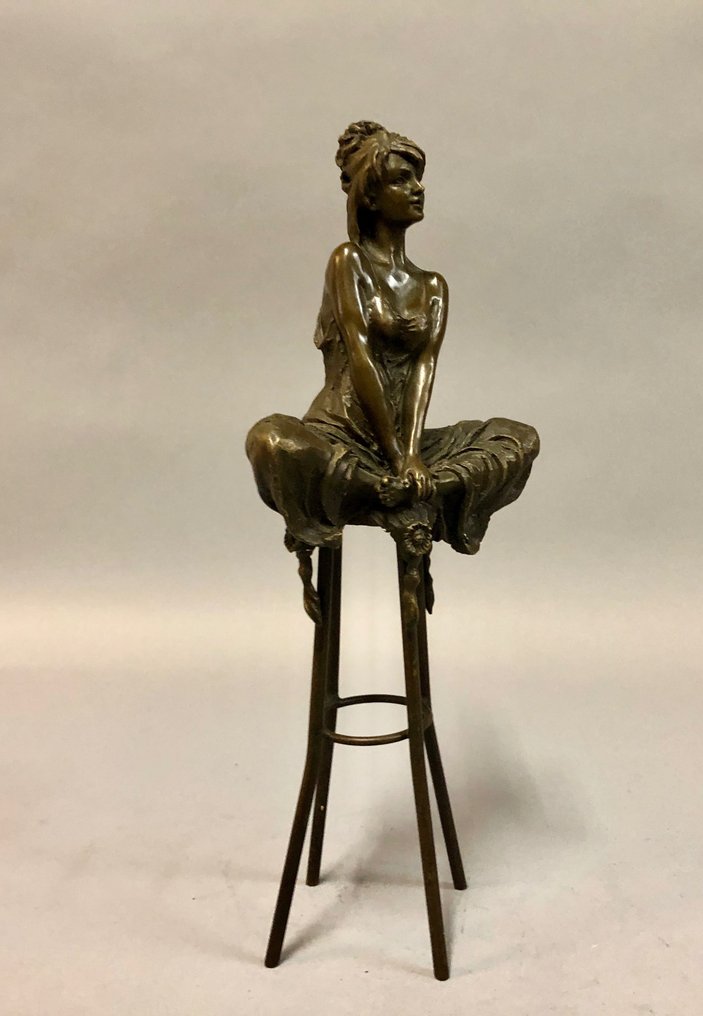 Sculpture, Vrouw op kruk - 29 cm - Bronze #2.1