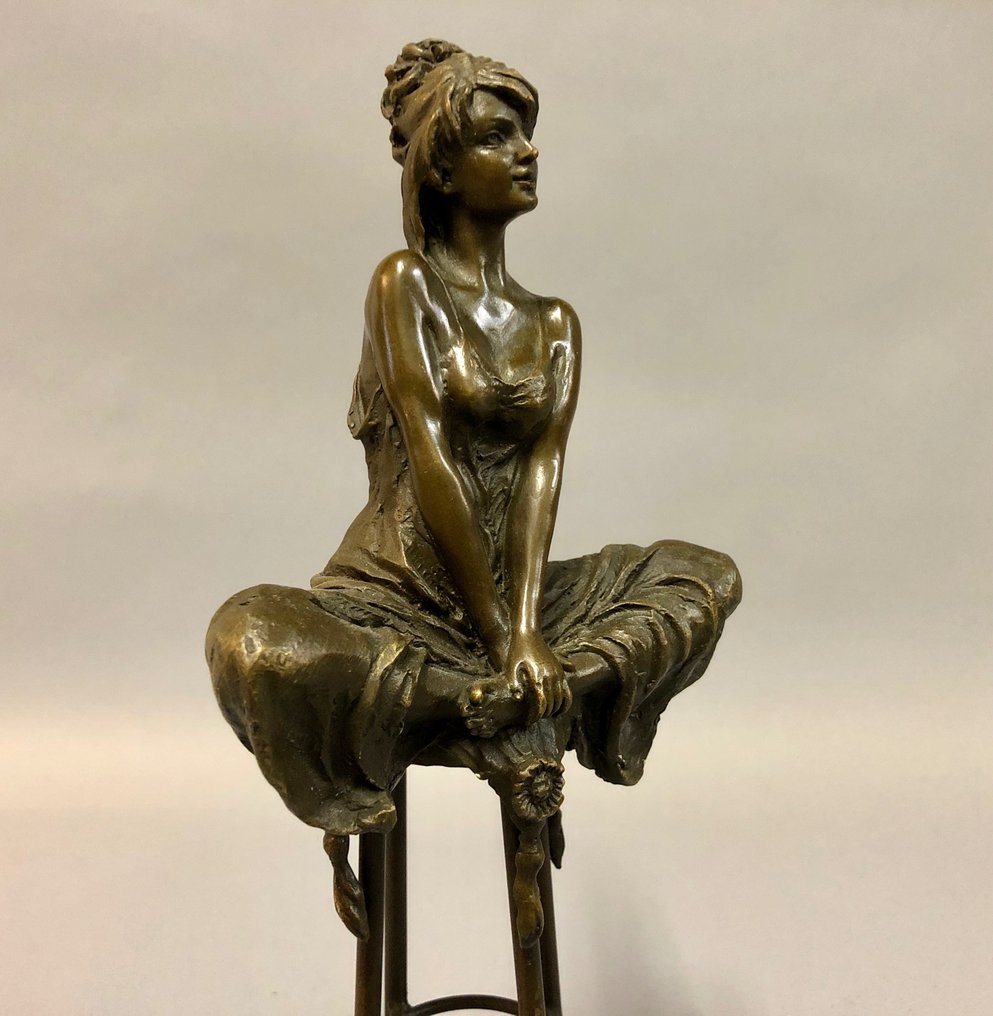 Sculpture, Vrouw op kruk - 29 cm - Bronze #1.0