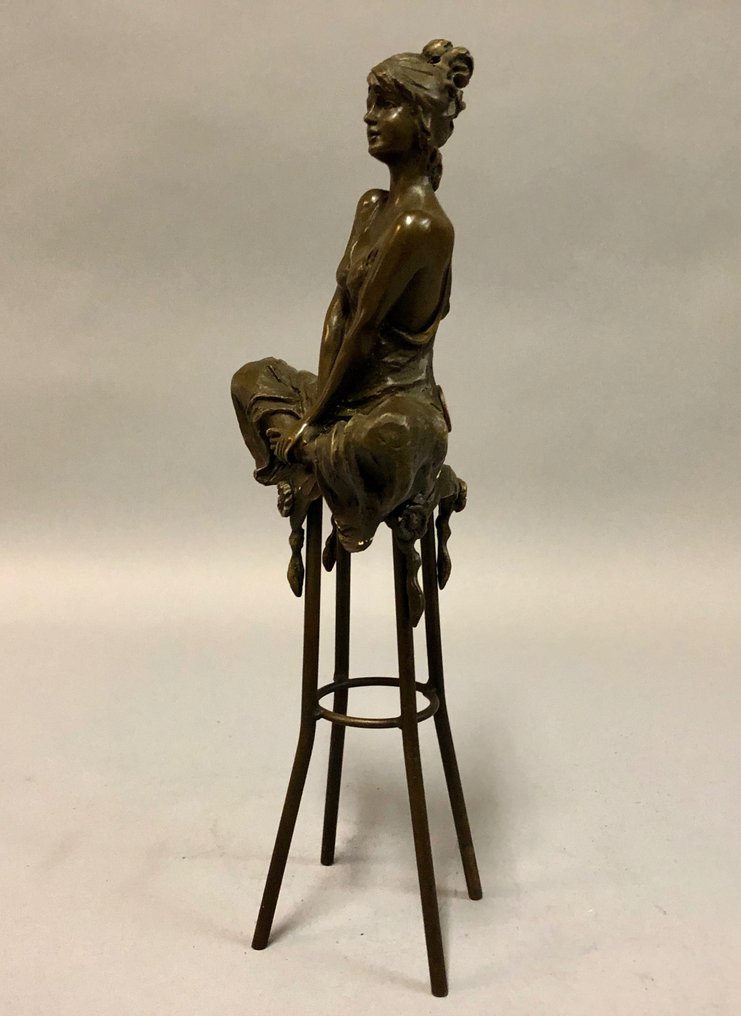 Sculpture, Vrouw op kruk - 29 cm - Bronze #3.2