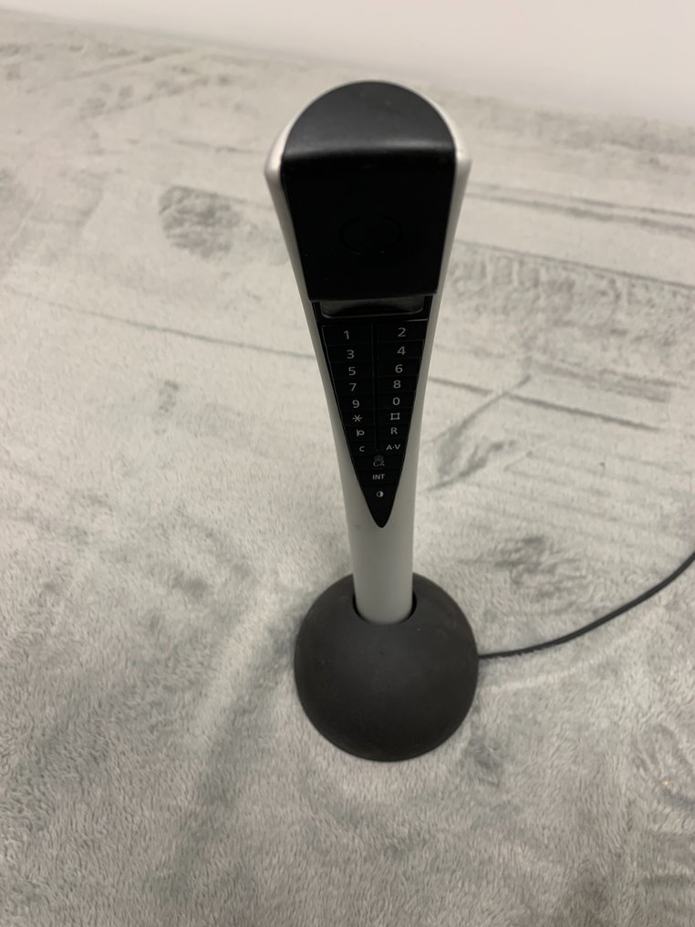 Analogue telephone - Aluminium - Beocom 2 silver with table charger #4.3