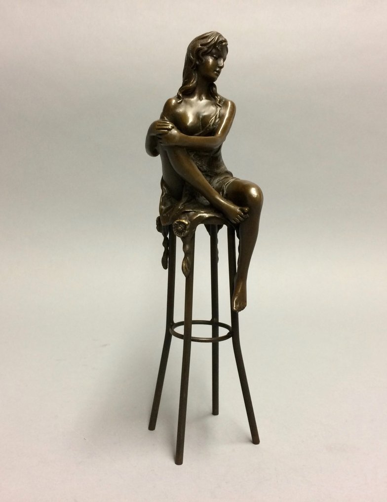 Skulptur, Vrouw op barkruk - 29 cm - Brons #1.0