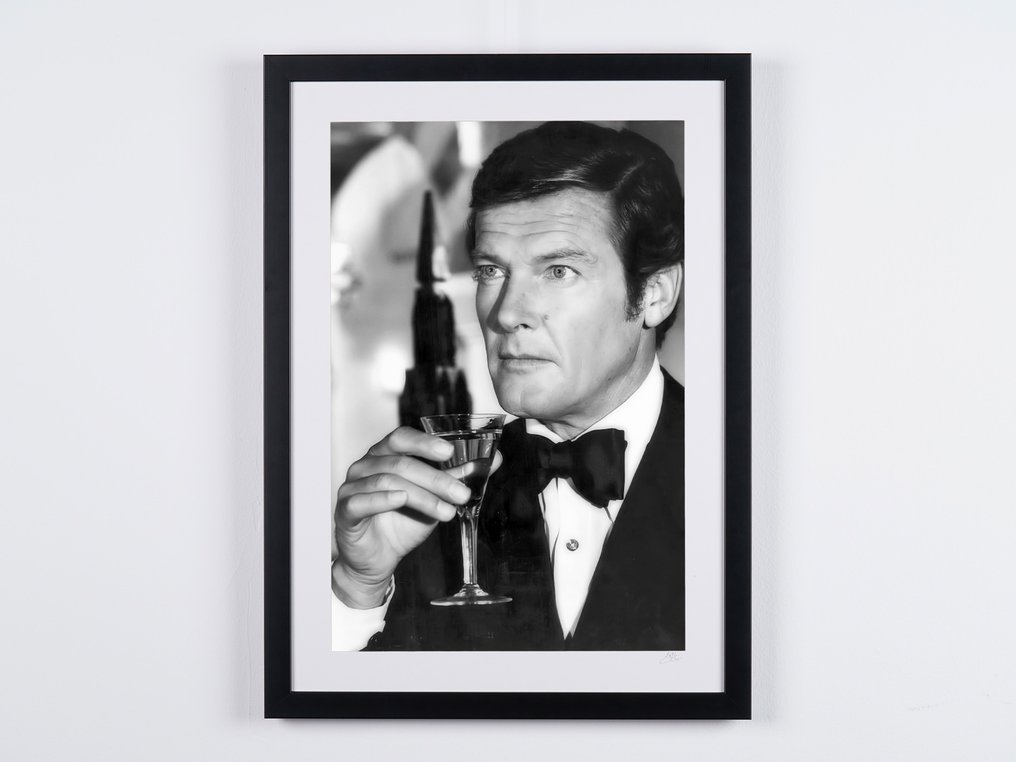 James Bond, Roger Moore as "James Bond 007" in classic pose - Fine Art Photography - Luxury Wooden Framed 70X50 cm - Limited Edition Nr 07 of 20 - Serial ID 16132 - Original Certificate (COA), Hologram - 100% New. Shipping Reduction from 3 items #1.0