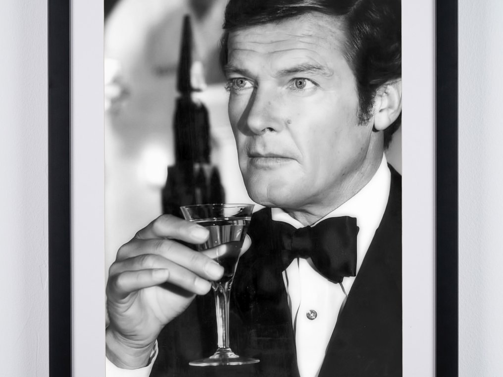 James Bond, Roger Moore as "James Bond 007" in classic pose - Fine Art Photography - Luxury Wooden Framed 70X50 cm - Limited Edition Nr 07 of 20 - Serial ID 16132 - Original Certificate (COA), Hologram - 100% New. Shipping Reduction from 3 items #3.2