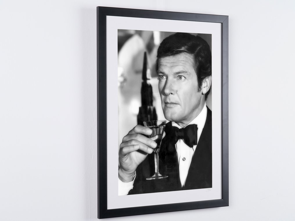 James Bond, Roger Moore as "James Bond 007" in classic pose - Fine Art Photography - Luxury Wooden Framed 70X50 cm - Limited Edition Nr 07 of 20 - Serial ID 16132 - Original Certificate (COA), Hologram - 100% New. Shipping Reduction from 3 items #4.3