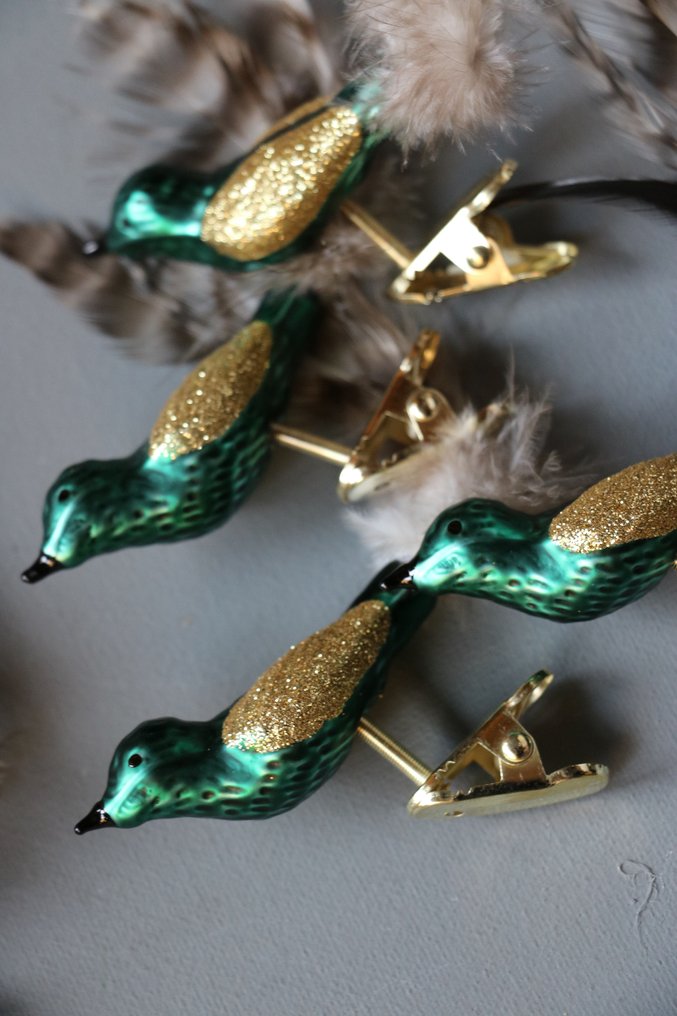 Decorative ornament (24) - vogeltjes met knijpers voor kerstmis,  valentijn, pasen, moederdag, herfst en kerstboom, Krebs - 24 small birds offered, almost in new condition after feather restoration, including tail feathers. - Germany #4.3