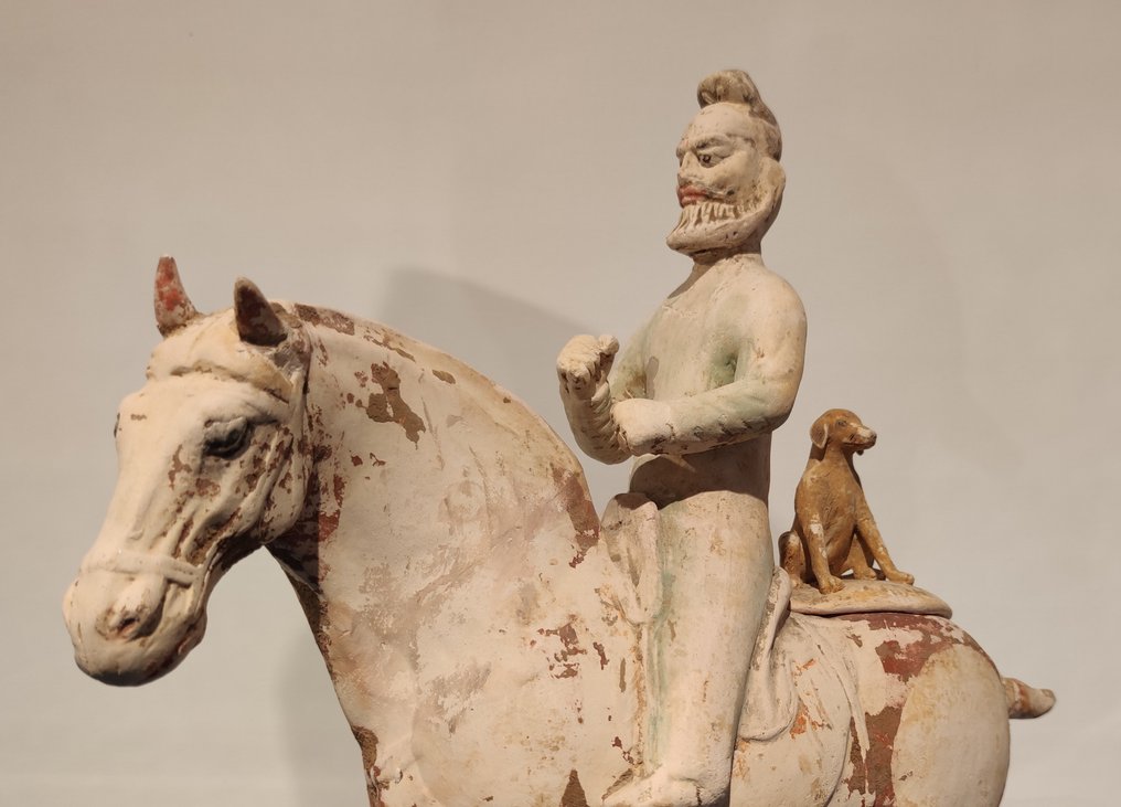 Oldtidens Kina, Tang-dynastiet Terrakotta Gamle kinesiske, Tang-dynastiets terrakottarytter med hunden sin. Med TL Test. EX-SOTHEBY´S - - 40.6 cm #1.3