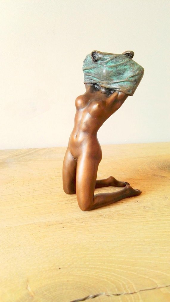 Statuetta - Undressing female - Bronzo #1.0