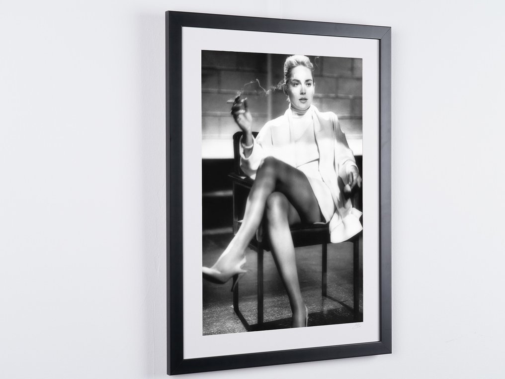 Basic Instinct (1992) - Sharon Stone as "Catherine Tramell" - Fine Art Photography - Luxury Wooden Framed 70X50 cm - Limited Edition Nr 12 of 50 - Serial ID 15639 - Original Certificate (COA), Hologram - 100% New. Shipping Reduction from 3 items #4.3