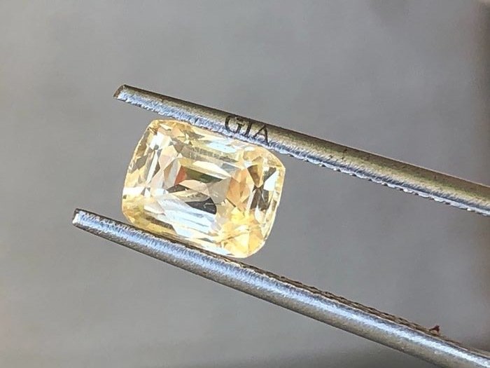 1 pcs  Jaune Saphir  - 2.23 ct - Gemological Institute of America (GIA) #1.0