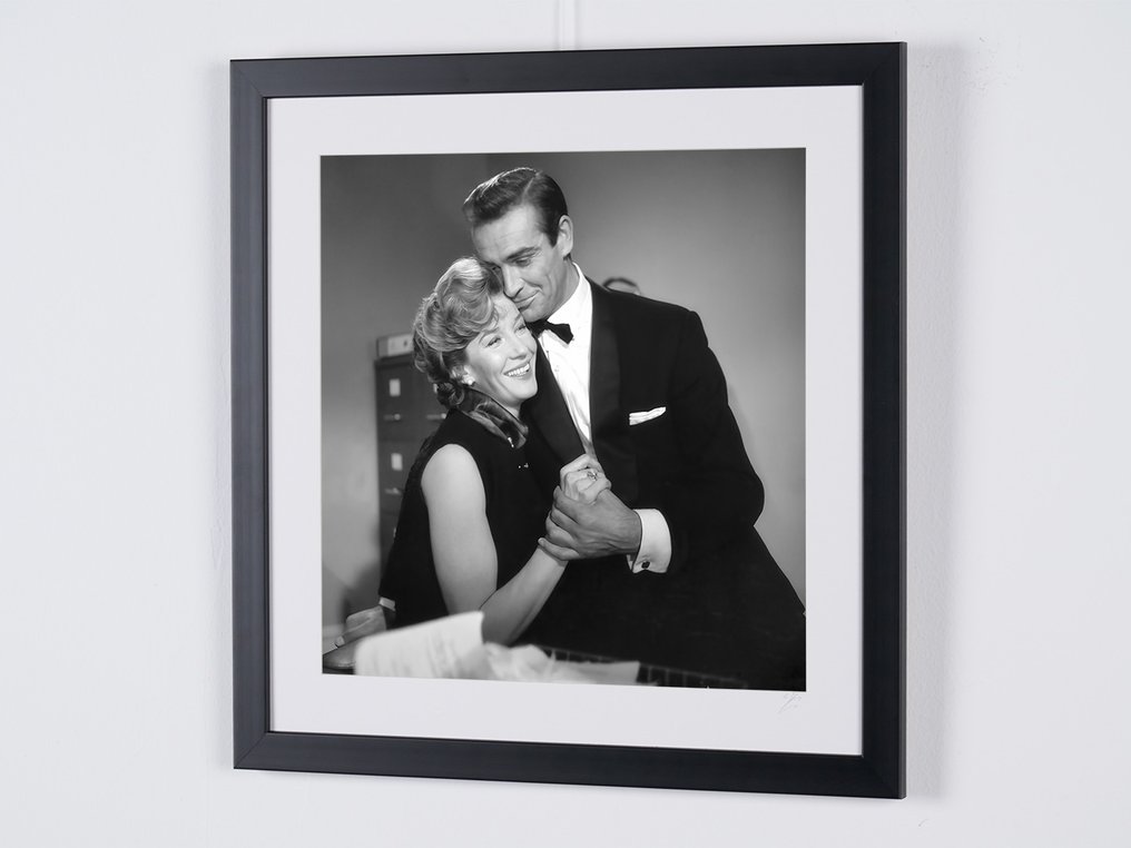 James Bond 007: Dr. No, Sean Connery (007) & Lois Maxwell (Miss Moneypenny) - Fine Art Photography - Luxury Wooden Framed 70X50 cm - Limited Edition Nr 01 of 30 - Serial ID 15930 - Original Certificate (COA), Hologram - 100% New. Shipping Reduction from 3 items #3.2