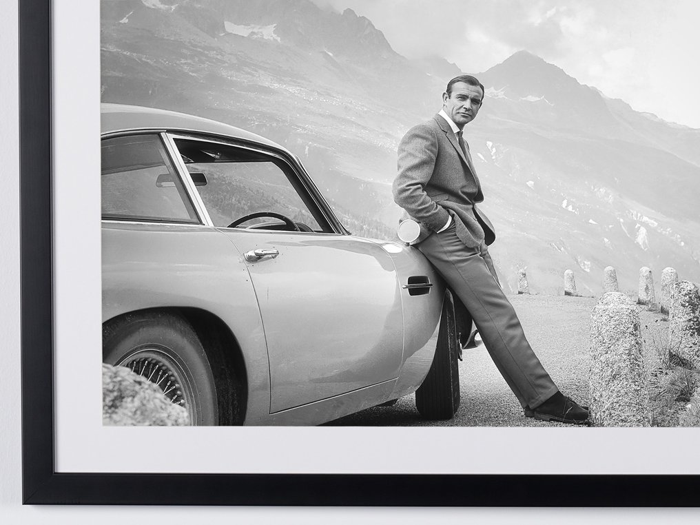 James Bond 007: Goldfinger, Sean Connery with the Aston Martin DB5 - Fine Art Photography - Luxury Wooden Framed 70X50 cm - Limited Edition Nr 17 of 50 - Serial ID 15947 - Original Certificate (COA), Hologram - 100% New. Shipping Reduction from 3 items #3.2