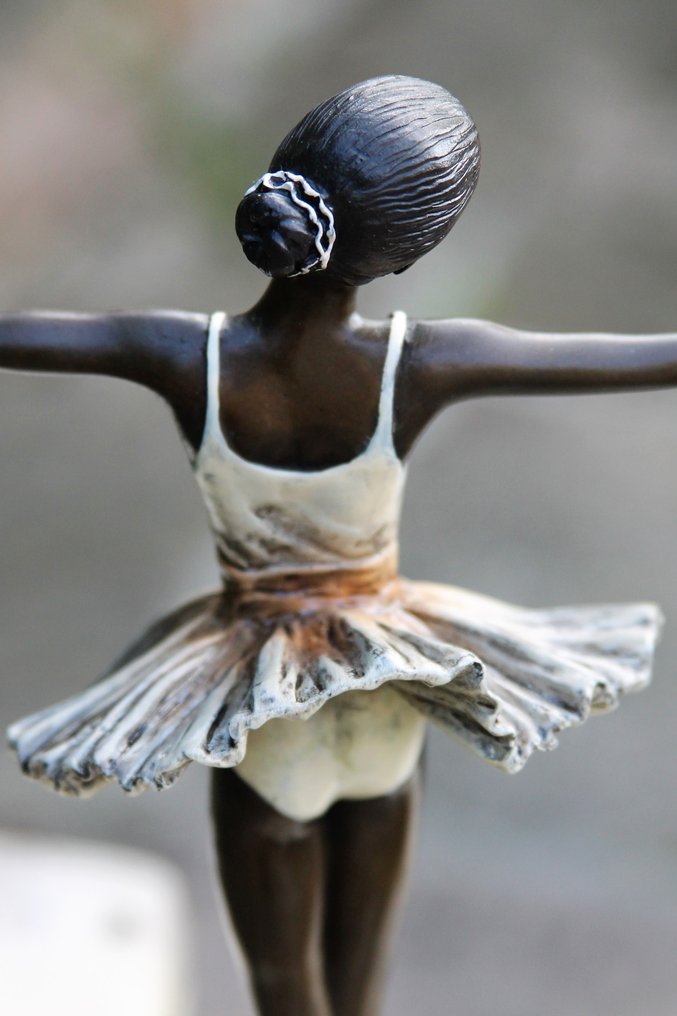 Statue, ballerina in witte jurk - 29 cm - bronse marmor #2.1