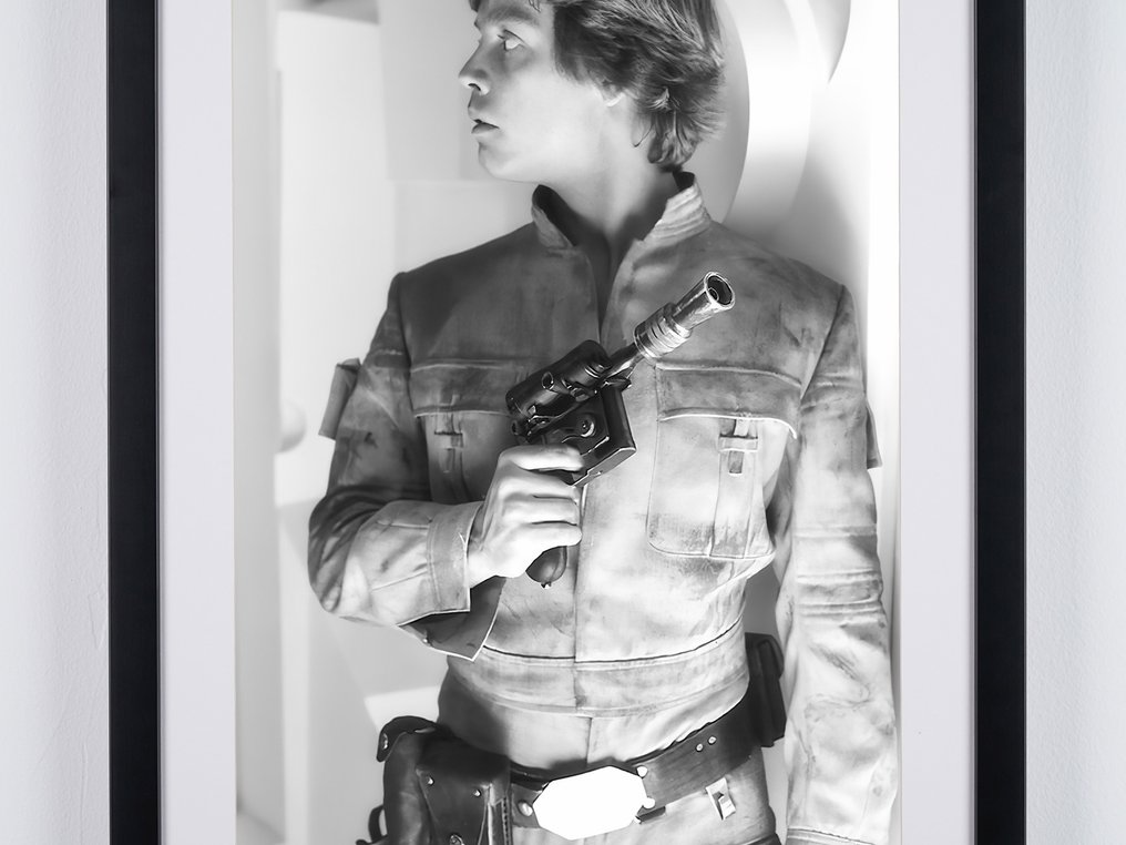 Star Wars, Mark Hamill as "Luke Skywalker" on Set - Fine Art Photography - Luxury Wooden Framed 70X50 cm - Limited Edition Nr 01 of 30 - Serial ID 17975 - Original Certificate (COA), Hologram - 100% New. Shipping Reduction from 3 items #3.2