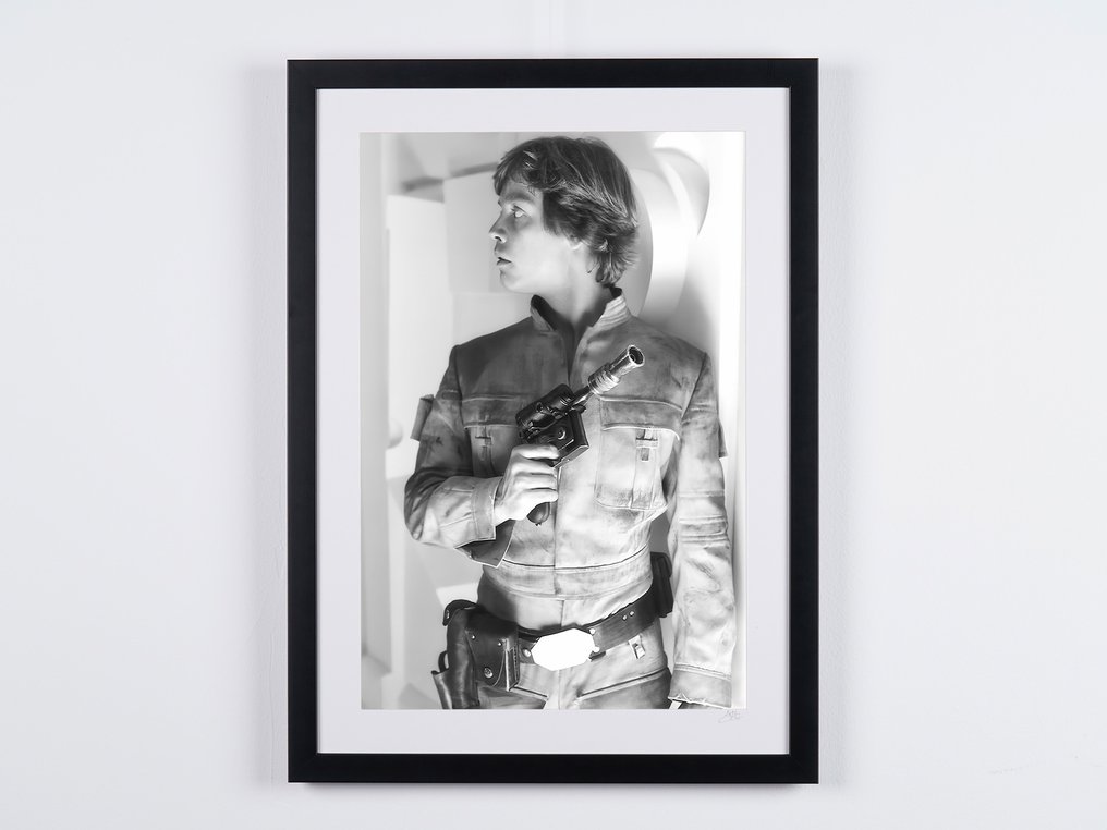 Star Wars, Mark Hamill as "Luke Skywalker" on Set - Fine Art Photography - Luxury Wooden Framed 70X50 cm - Limited Edition Nr 01 of 30 - Serial ID 17975 - Original Certificate (COA), Hologram - 100% New. Shipping Reduction from 3 items #1.0