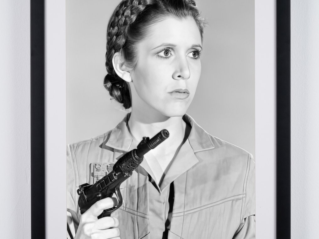 Star Wars Episode VI: Return of the Jedi, Carrie Fisher as "Princess Leia" - Fine Art Photography - Luxury Wooden Framed 70X50 cm - Limited Edition Nr 01 of 30 - Serial ID 185 - Original Certificate (COA), Hologram - 100% New. Shipping Reduction from 3 items #3.2