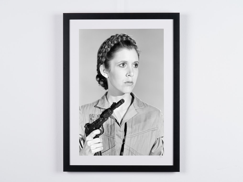 Star Wars Episode VI: Return of the Jedi, Carrie Fisher as "Princess Leia" - Fine Art Photography - Luxury Wooden Framed 70X50 cm - Limited Edition Nr 01 of 30 - Serial ID 185 - Original Certificate (COA), Hologram - 100% New. Shipping Reduction from 3 items #1.0