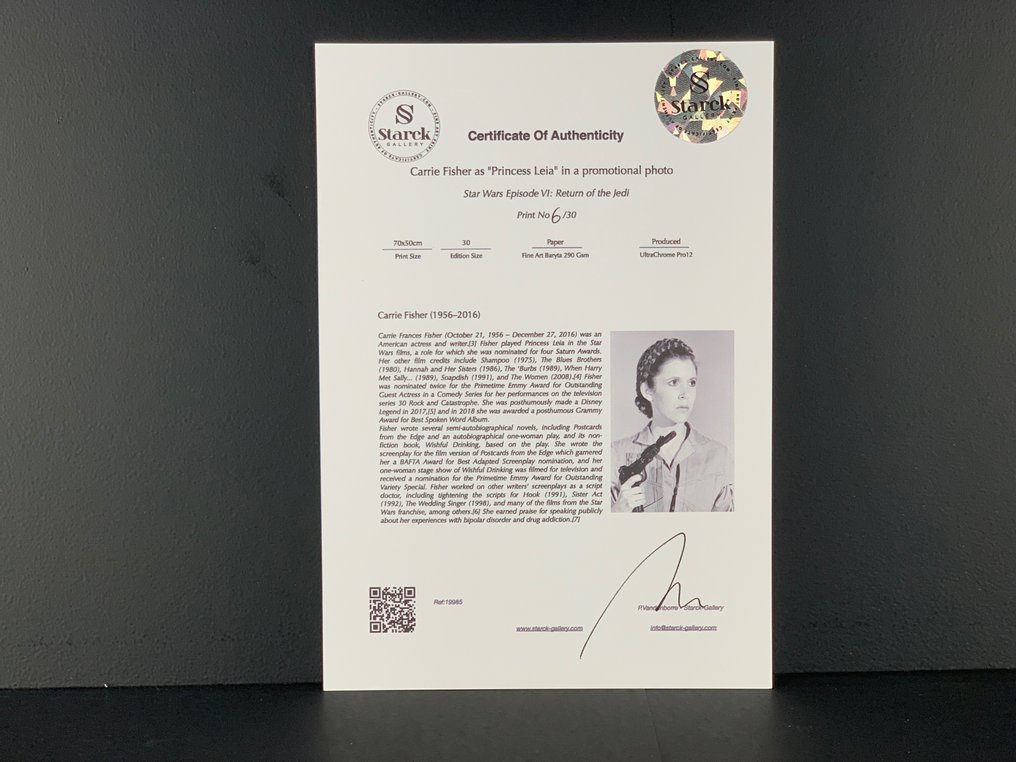 Star Wars Episode VI: Return of the Jedi, Carrie Fisher as "Princess Leia" - Fine Art Photography - Luxury Wooden Framed 70X50 cm - Limited Edition Nr 01 of 30 - Serial ID 185 - Original Certificate (COA), Hologram - 100% New. Shipping Reduction from 3 items #1.0