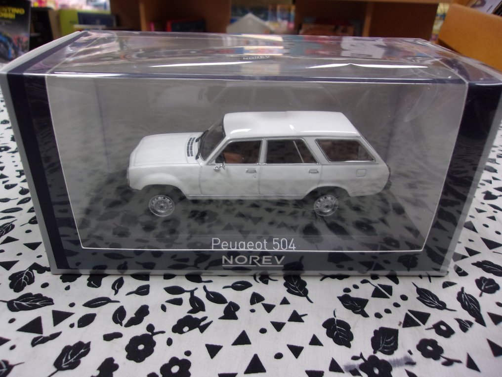 Norev 1:43 - Στέισον βάγκον μοντελισμού - Peugeot 504 Break #1.0