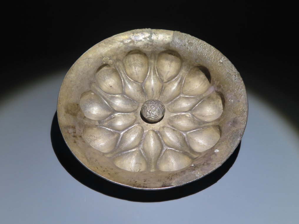 Neo-elamit Sølv Phiale. Ca. 6.-4. århundrede f.Kr. Intakt. 12,7 cm D. Spansk eksportlicens. #2.1