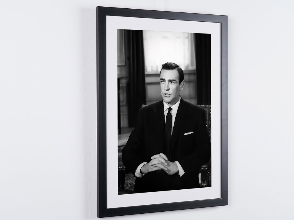 James Bond 007: From Russia with Love, Sean Connery as James Bond 007 - Fine Art Photography - Luxury Wooden Framed 70X50 cm - Limited Edition Nr 03 of 30 - Serial ID 16471 - Original Certificate (COA), Hologram - 100% New. Shipping Reduction from 3 items #4.3