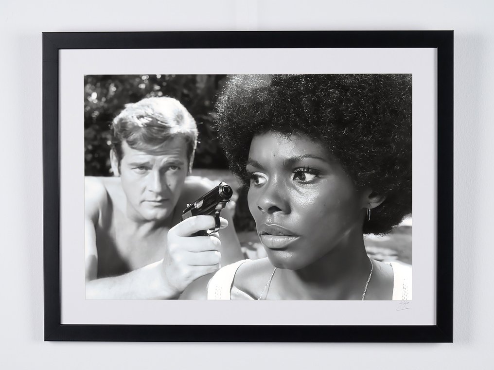 James Bond 007: Live And Let Die, Roger Moore & Gloria Hendry on Set - Fine Art Photography - Luxury Wooden Framed 70X50 cm - Limited Edition Nr 02 of 30 - Serial ID 16451 - Original Certificate (COA), Hologram - 100% New. Shipping Reduction from 3 items #1.0