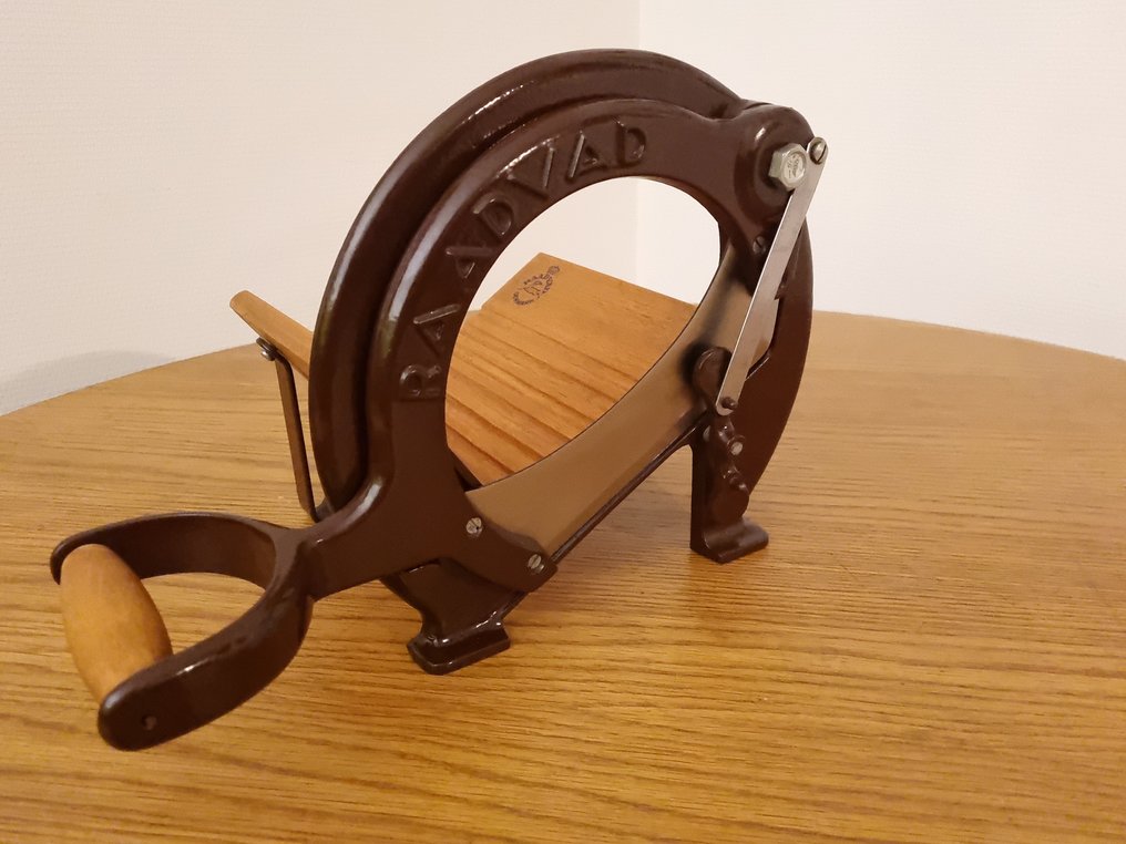 Raadvad - raadvad - Bread slicer -  Gorgeous 294 in rare deep brown finish, ultra sharp knife, stands unused/near MINT - Wood, cast iron - Gorgeous original Raadvad #2.1
