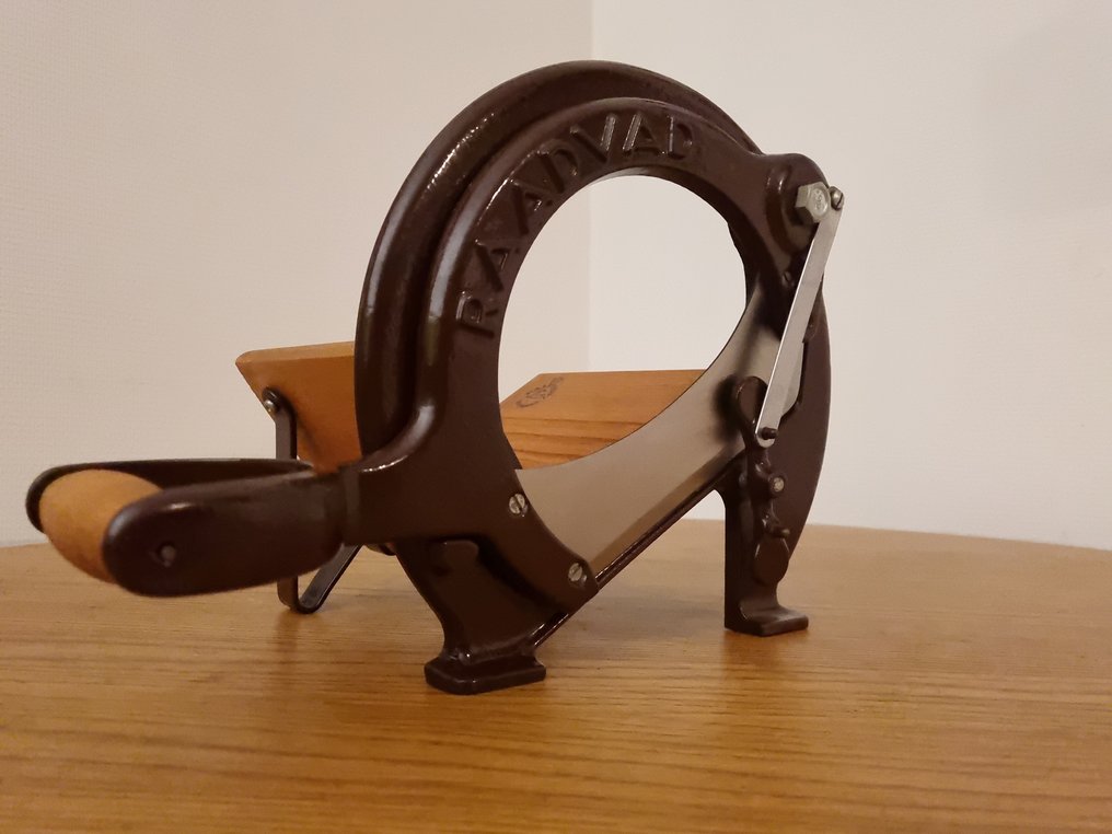Raadvad - raadvad - Bread slicer -  Gorgeous 294 in rare deep brown finish, ultra sharp knife, stands unused/near MINT - Wood, cast iron - Gorgeous original Raadvad #1.0
