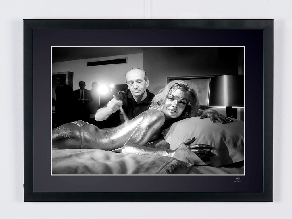 James Bond 007: Goldfinger, - Shirley Eaton as Jill Masterson on Set - Fine Art Photography - Luxury Wooden Framed 70X50 cm - Limited Edition Nr 03 of 30 - Serial ID 20003 - Original Certificate (COA), Hologram - 100% New. Shipping Reduction from 3 items #1.0