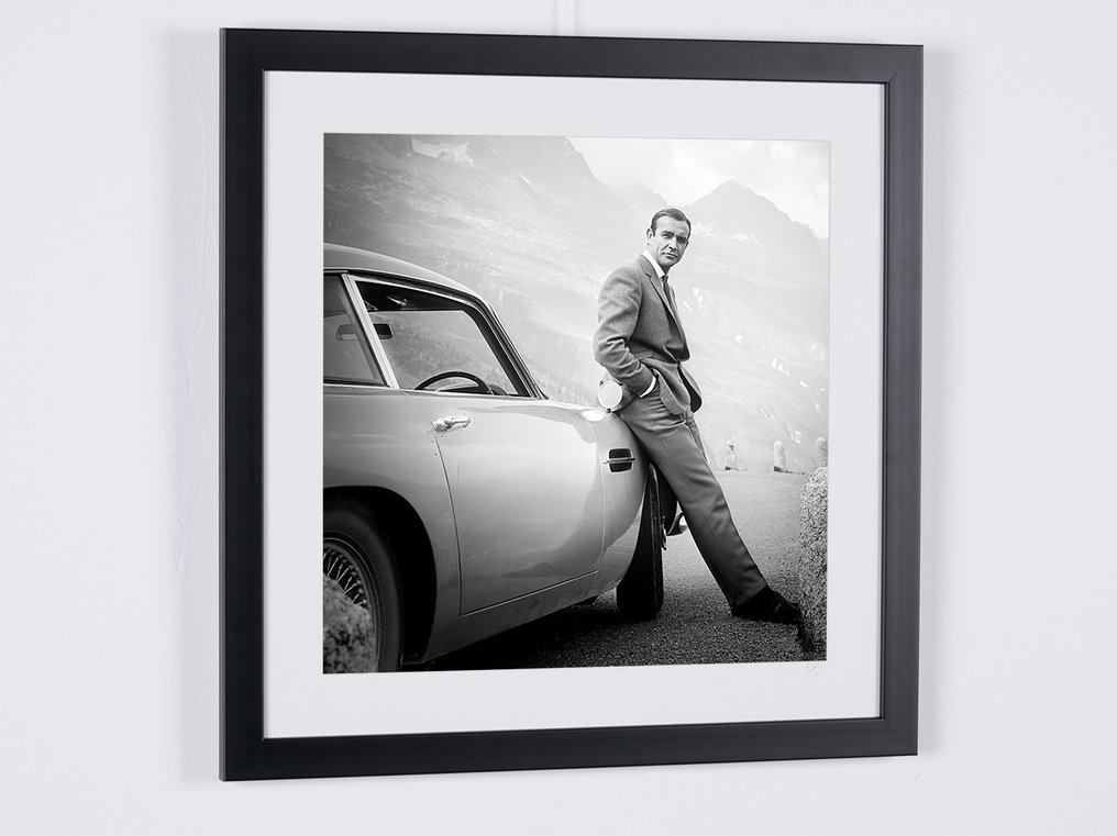 James Bond 007: Goldfinger, Sean Connery with the Aston Martin DB5 - Fine Art Photography - Luxury Wooden Framed 50x50 cm - Limited Edition Nr 03 of 30 - Serial ID 20062 - Original Certificate (COA), Hologram - 100% New. Shipping Reduction from 3 items #3.2