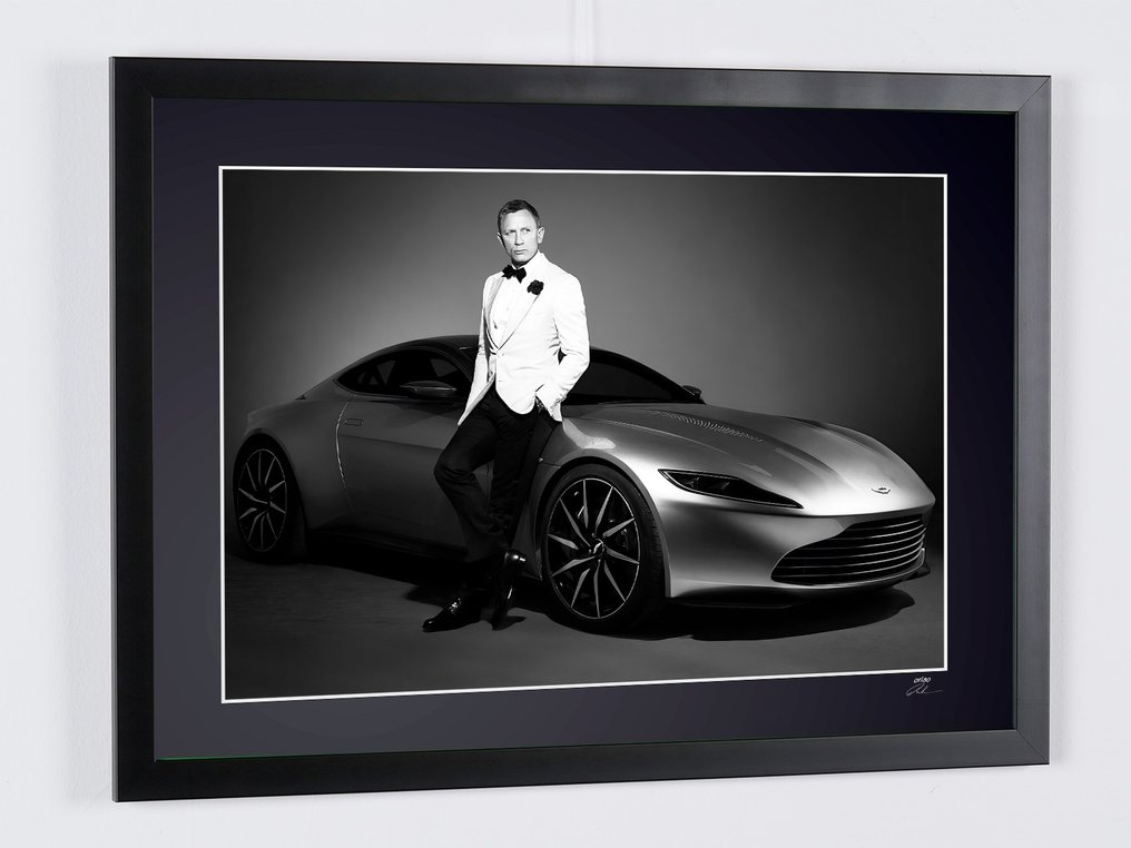 James Bond 007: Spectre, Daniel Craig as « James Bond 007 » and his Aston Martin DB10 - Fine Art Photography - Luxury Wooden Framed 70X50 cm - Limited Edition Nr 04 of 50 - Serial ID 20056 - Original Certificate (COA), Hologram - 100% New. Shipping Reduction from 3 items #3.2