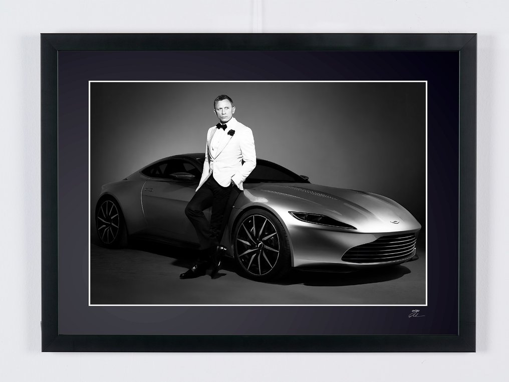 James Bond 007: Spectre, Daniel Craig as « James Bond 007 » and his Aston Martin DB10 - Fine Art Photography - Luxury Wooden Framed 70X50 cm - Limited Edition Nr 04 of 50 - Serial ID 20056 - Original Certificate (COA), Hologram - 100% New. Shipping Reduction from 3 items #1.0