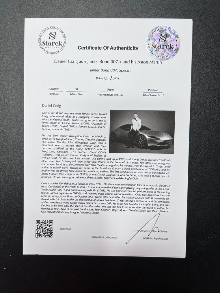 James Bond 007: Spectre, Daniel Craig as « James Bond 007 » and his Aston Martin DB10 - Fine Art Photography - Luxury Wooden Framed 70X50 cm - Limited Edition Nr 04 of 50 - Serial ID 20056 - Original Certificate (COA), Hologram - 100% New. Shipping Reduction from 3 items #1.0
