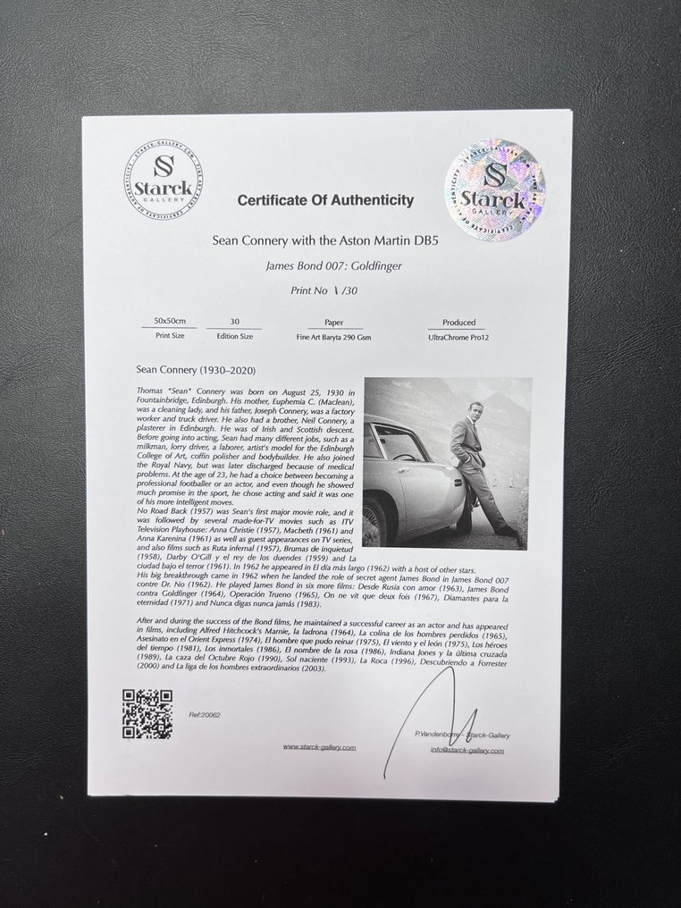 James Bond 007: Goldfinger, Sean Connery with the Aston Martin DB5 - Fine Art Photography - Luxury Wooden Framed 50x50 cm - Limited Edition Nr 03 of 30 - Serial ID 20062 - Original Certificate (COA), Hologram - 100% New. Shipping Reduction from 3 items #1.0