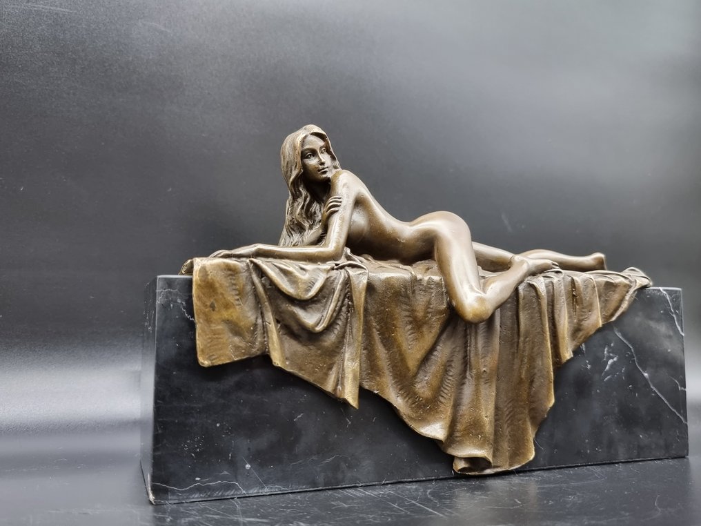 Statua, Bronze Lady on Bed Sheet 6.3kg 25cm - 16 cm - Bronzo, Marmo #2.1